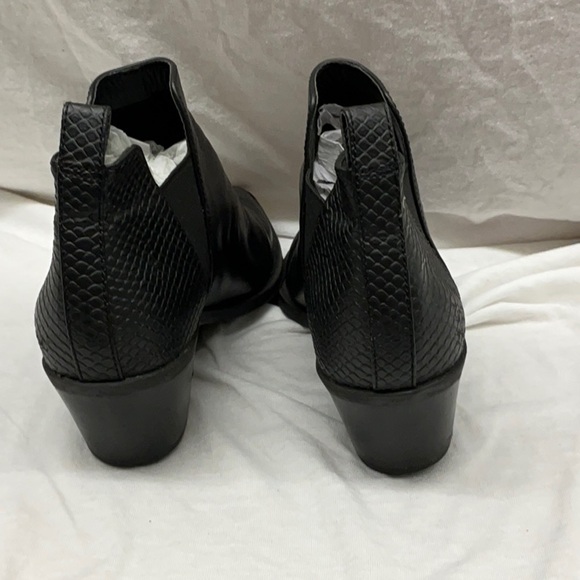 Dolce Vita Black Ankle Booties with Pointed Toe - Picture 5 of 10